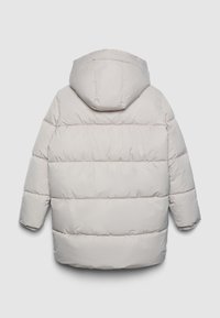 Giacca puffer grigia chiara con cappuccio, maniche lunghe e cuciture orizzontali, mostrata da dietro su uno sfondo neutro.