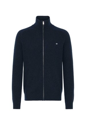 Tummansininen ribbed-neule cardigan, jossa on korkea kaulus, edessä vetoketjukiinnitys ja pieni logo vasemmassa rinnassa. Kurotettu neulospinta.