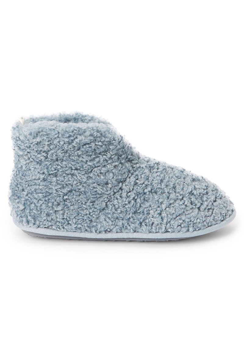 Zapatilla de casa de felpa azul claro con un exterior suave y texturizado, punta redondeada y un diseño de tobillo bajo. Presenta una suela gris con costuras sutiles.