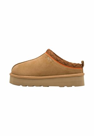 Chaussures slip-on en suede tan avec un accent en tissu marron à motifs à l'arrière, dotées d'une semelle beige épaisse et de coutures décoratives.