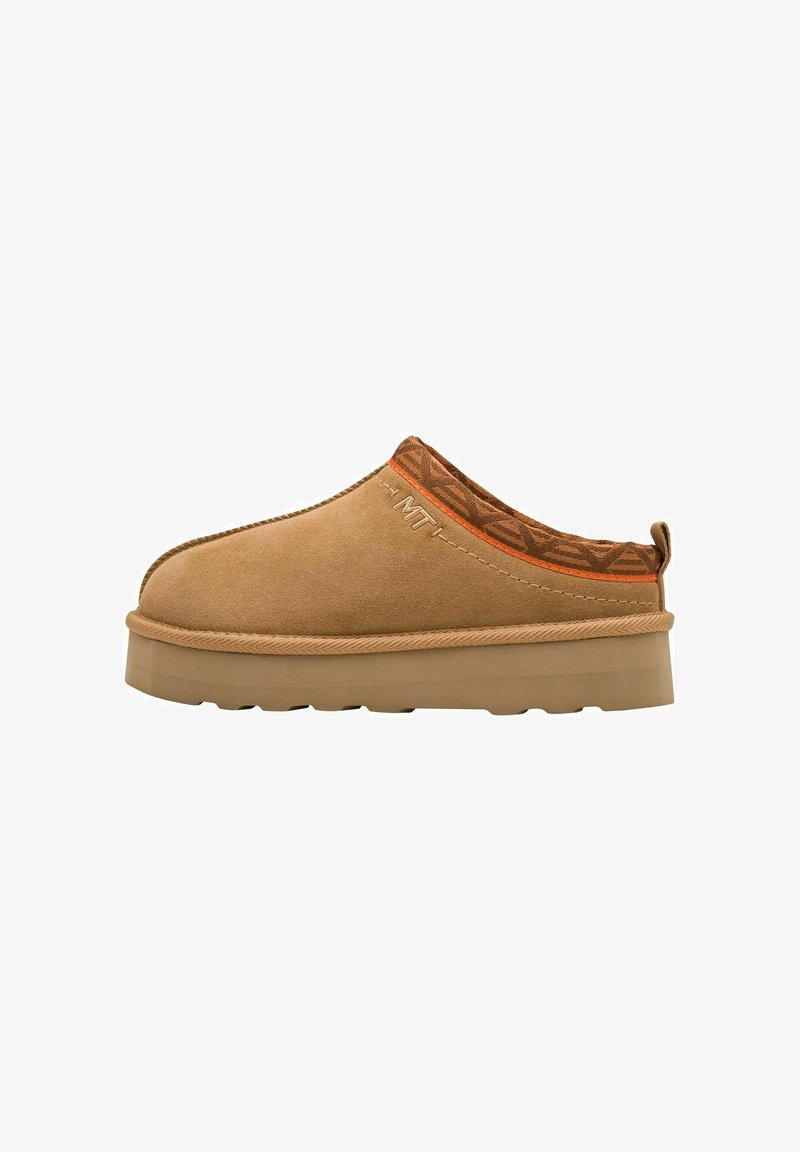 Chaussures slip-on en suede tan avec un accent en tissu marron à motifs à l'arrière, dotées d'une semelle beige épaisse et de coutures décoratives.