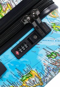 Valigia rigida con design della mappa del mondo blu. Presenta doppi cursori in argento, una combinazione di lucchetto approvato dalla TSA e una superficie testurizzata.
