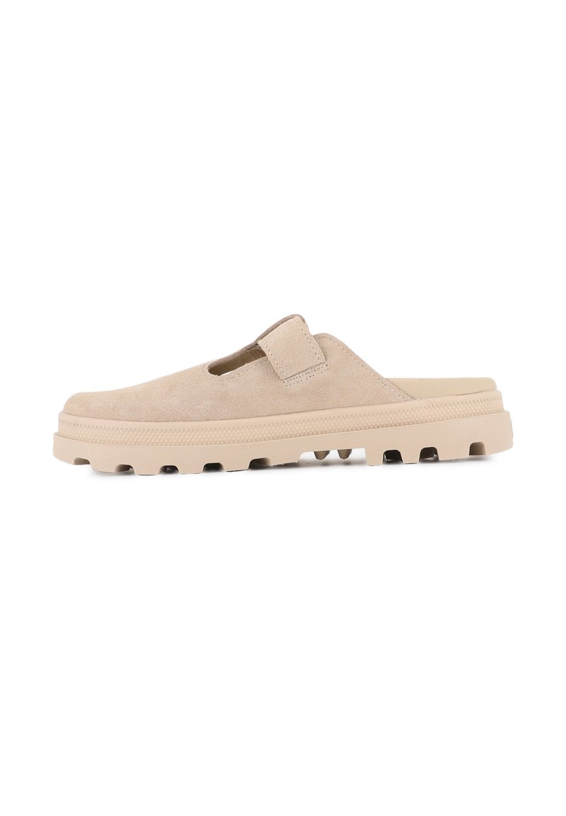 Beige semsket slip-on sko med en flat, teksturert såle og en borrelåsrem. Har en avrundet tå og utskjæringer på siden for ventilasjon.