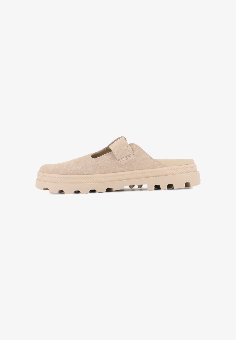 Beige semsket slip-on sko med en flat, teksturert såle og en borrelåsrem. Har en avrundet tå og utskjæringer på siden for ventilasjon.