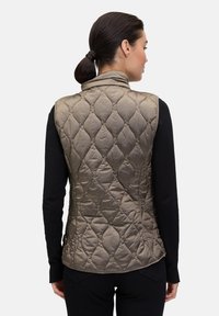 Quilted, ärmellose Weste in Olivgrün mit einem hohen Kragen und subtiler Glanz. Verfügt über ein tailliertes Design und verstellbare Seitenträger.