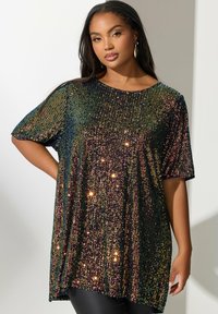 Camiseta oversized brillante de mangas cortas, hecha de tela con lentejuelas en colores oscuros con acentos multicolores y un escote redondeado.