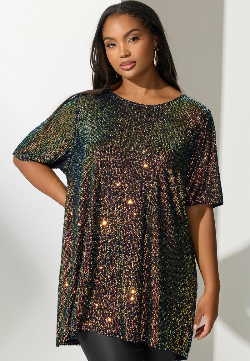 Camiseta oversized brillante de mangas cortas, hecha de tela con lentejuelas en colores oscuros con acentos multicolores y un escote redondeado.