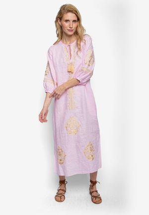 Roze linnen jurk met gouden borduursels, voorzien van een keyhole-halslijn, driekwartmouwen en kwastdetail. Middellang met decoratieve accenten.