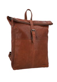 Brązowy skórzany plecak typu roll-top z przednim paskiem na klamrę, zamkiem błyskawicznym i uchwytem do noszenia na białym tle.