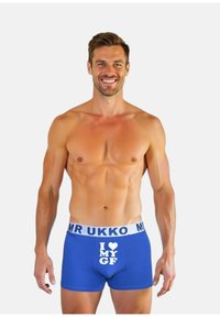 Calzoncillos boxers azules con una cinturilla elástica blanca que presenta el texto "MR UKKO" y un gráfico que dice "I ❤️ MY GF" impreso en la parte frontal.