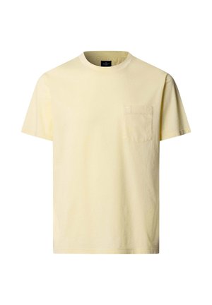 Světle žluté tričko s krátkým rukávem a kulatým výstřihem, s náprsní kapsou na levé straně, zobrazené na jednobarevném pozadí.