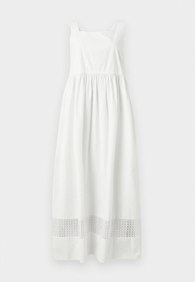 Λευκό μάξι φόρεμα χωρίς μανίκια με σούρες στη μέση και διακοσμητική λωρίδα με σχέδια κοντά στο τελείωμα, απεικονίζεται σε γκρι φόντο.
