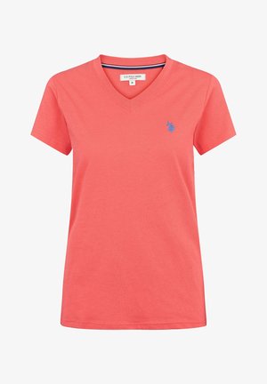 Tricou corai cu decolteu în V, din bumbac. Mâneci scurte, cu un logo brodat albastru pe pieptul stâng și o suprafață texturată solidă.