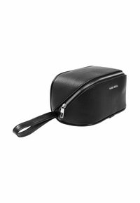 Trousse de maquillage en cuir noir à finition texturée, de forme courbée, avec une fermeture éclair supérieure et une poignée latérale pour un transport facile.