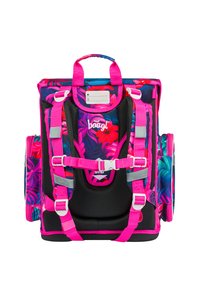 Batoh s květinovým vzorem v růžové, modré a zelené barvě, vybavený nastavitelnými popruhy, síťovanou zadní částí a sponovými uzávěry.