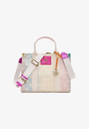 Bolso de mano de tela beige con un patrón de conchas multicolor, dos asas, correa de hombro ajustable con detalles en rosa y un charm con el logo dorado.