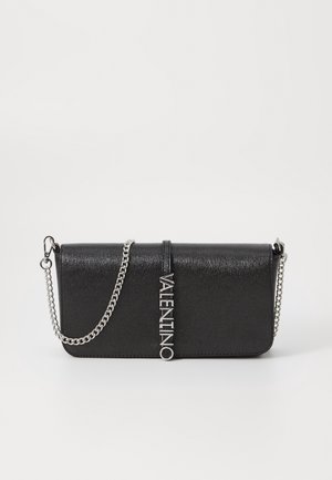 Zwarte gestructureerde leren clutch met zilveren kettingriem en verticale zilveren Valentino-logo op de voorflap.