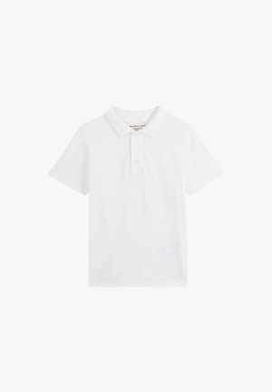 Chemise polo blanche en coton, dotée d'un col classique, de manches courtes et d'une patte de boutonnage à trois boutons. Texture lisse, design simple.