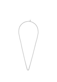 Collier en argent avec un design torsadé, présentant une surface lisse et un fermoir sécurisé. Sa forme forme un V au centre.