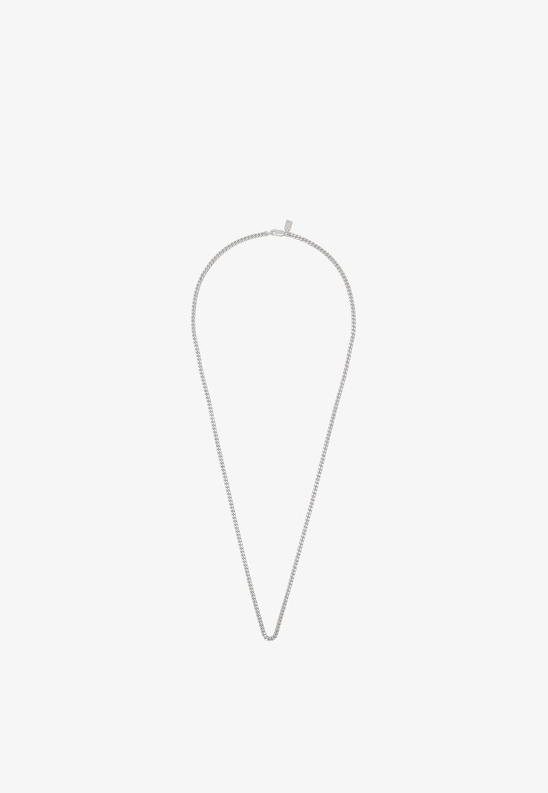 Collier en argent avec un design torsadé, présentant une surface lisse et un fermoir sécurisé. Sa forme forme un V au centre.