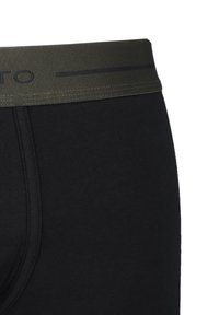 Czarne bawełniane bokserki z oliwkowym elastycznym pasem, na którym znajduje się ciemna linia i tekst marki. Gładka struktura, dopasowany krój.