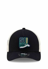 Cappellino da baseball nero con retro in rete bianca, che presenta un colorato toppa ricamata con "51", "Hall of Fame 2025" e "Ichiro Suzuki".