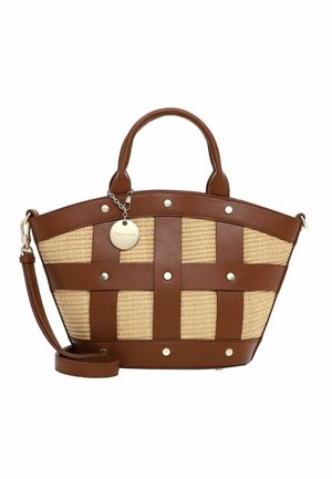 Brązowa pleciona torba typu tote z brązową skórzaną lamówką, górne uchwyty, odpinany pasek na ramię, srebrne ćwieki oraz okrągła metalowa zawieszka z logo na łańcuszku.