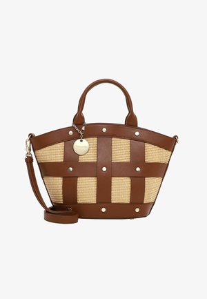 Pruun nahast ääristusega kootud käekott, millel on ülemised sangad, eemaldatav õlarihm, hõbedased naelad ja ümargune metallist brändi silt ketil.