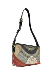 Borsa a tracolla nera con una tela multicolore che presenta motivi astratti in rosso, blu e beige, e un dettaglio del logo in oro.