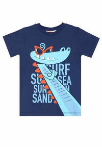 Navyblaue Baumwoll-T-Shirt mit einem türkisfarbenen Krokodil-Grafik, das orangefarbene Sonnenbrille und Stacheln trägt, zusammen mit dem Text "SURF SUN SEA SUN SAND."