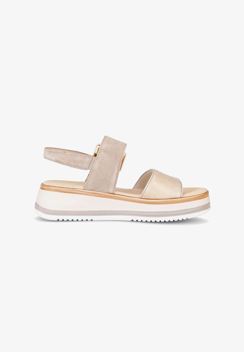 Beige sandalen met plateaus, brede suède bandjes, een hielband met gesp en een witte rubberen zool met profiel.