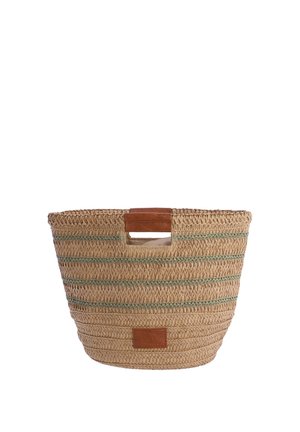 Bolso tote tejido de paja con rayas horizontales verdes, asas rectangulares recortadas y parches de cuero marrón en el frente y en los bordes superiores.