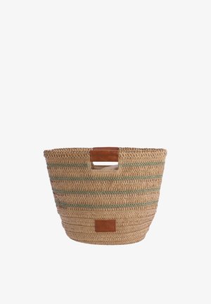 Bolso tote tejido de paja con rayas horizontales verdes, asas rectangulares recortadas y parches de cuero marrón en el frente y en los bordes superiores.