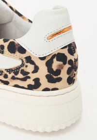 Leopardprint sneaker met een bovenwerk van suede, witte leren accenten en een gouden detail op de hiel, met een geprofileerde dempingszool.
