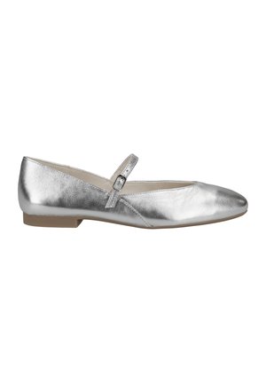Ballerine metalliche argento con punta arrotondata, tacco basso e una sottile cinturini ornati da una fibbia. Texture liscia e design elegante.