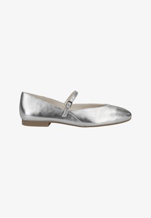 Ballerines métalliques argentées avec un bout rond, un petit talon et une fine sangle ornée d'une boucle. Texture lisse et design élégant.