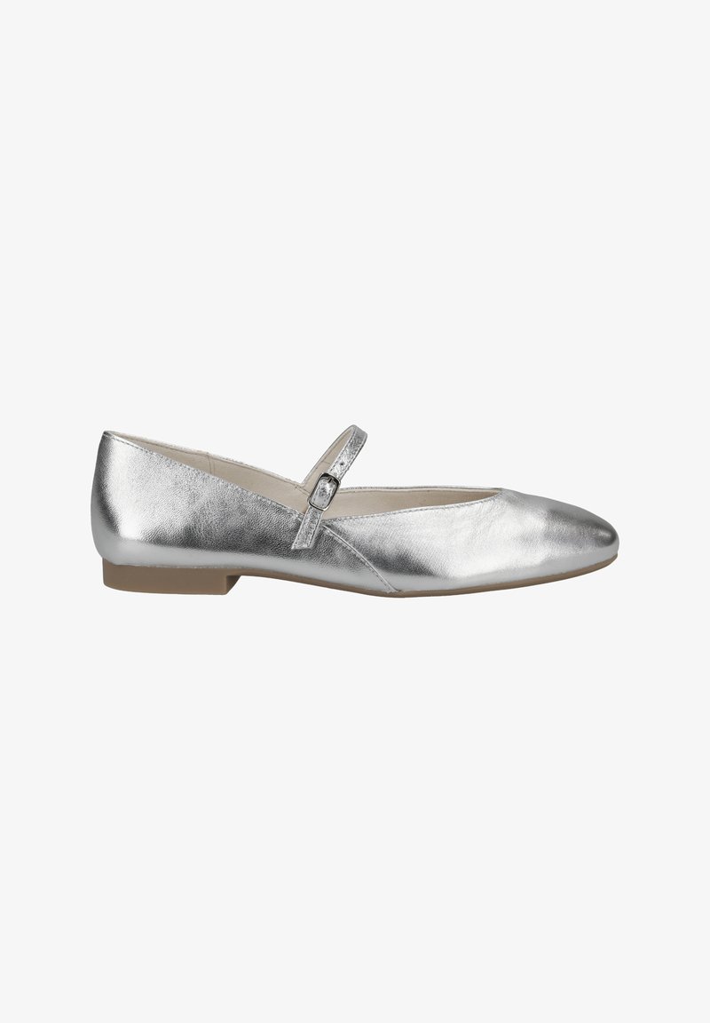 Ballerine metalliche argento con punta arrotondata, tacco basso e una sottile cinturini ornati da una fibbia. Texture liscia e design elegante.