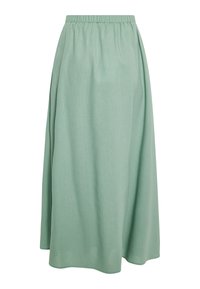 Fustă verde, până la gleznă, realizată dintr-un material moale, cu un brâu elastic și un design plisat. Textura suprafeței simplă, fără modele.