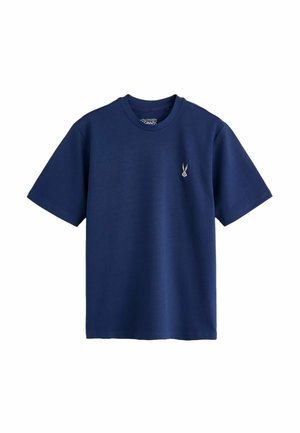 Granatowy t-shirt z krótkim rękawem i okrągłym dekoltem, z małą wyszywaną twarzą Bugs Bunny na lewej piersi.