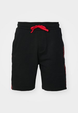 Pantalones cortos negros de mezcla de algodón, con un cordón rojo, bolsillos laterales y detalles de logo en rojo a los lados.
