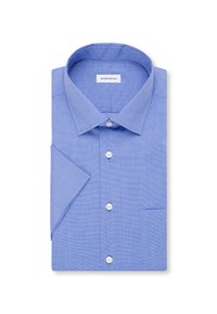 Jasnoniebieska, krótka koszula na guziki z ostrym kołnierzykiem, trzema białymi guzikami i kieszenią na piersi, starannie złożona.