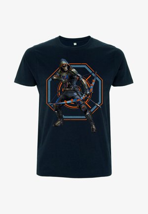 Navyblauw katoenen T-shirt met een afbeelding van een personage met een pijl en boog, gekleed in een capuchon en harnas, tegen een octagonale oranje en blauwe achtergrond.