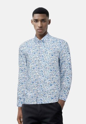 Camicia a maniche lunghe di colore azzurro chiaro con stampa floreale. Presenta un colletto con bottoni e una vestibilità standard. Il tessuto mostra dettagli di design intricati.