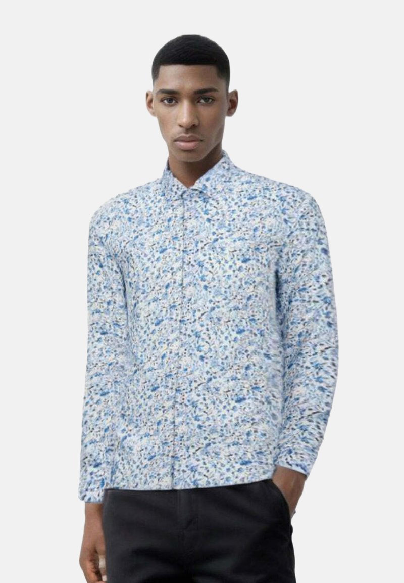Camicia a maniche lunghe di colore azzurro chiaro con stampa floreale. Presenta un colletto con bottoni e una vestibilità standard. Il tessuto mostra dettagli di design intricati.