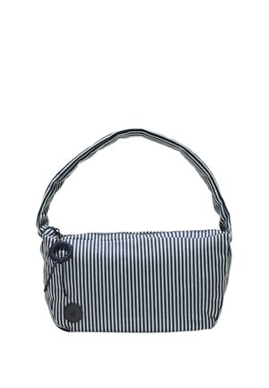 Lille rektangulær håndtaske med lodrette marineblå og hvide striber, stofhåndtag og cirkulært sort logo nær nederste venstre hjørne.