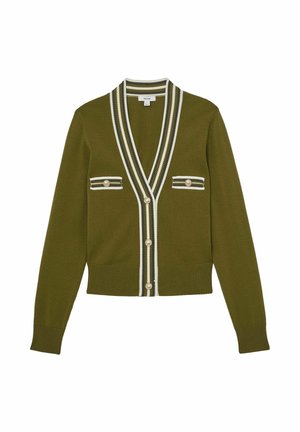 Cárdigan verde oliva con escote en V, cuello con rayas en contraste y dos bolsillos frontales con botones decorativos. Confeccionado con tela de punto suave.