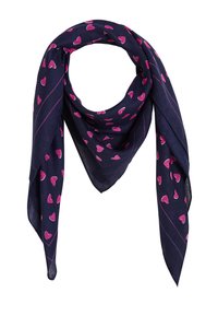 Bufanda azul marino con patrones de corazones rosas, plegada en forma triangular con extremos puntiagudos colgando hacia abajo.