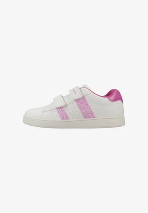 Weißer Sneaker mit zwei rosafarbenen, glitzernden Streifen, zwei Klettverschlüssen und glänzendem rosa Fersenakzent, Seitenansicht auf weißem Hintergrund.