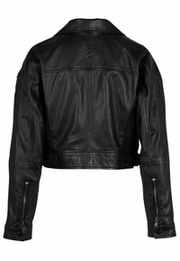 Schwarze Leder-Cropped-Jacke mit klassischem Kragen, sichtbaren Nähten und seitlichen Reißverschlüssen an den Ärmeln. Glatte Textur und taillierter Schnitt.