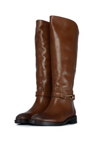 Stivali in pelle marrone al ginocchio con una texture liscia, dotati di una cintura e dettagli in metallo dorato. Suola piatta e design a punta rotonda.